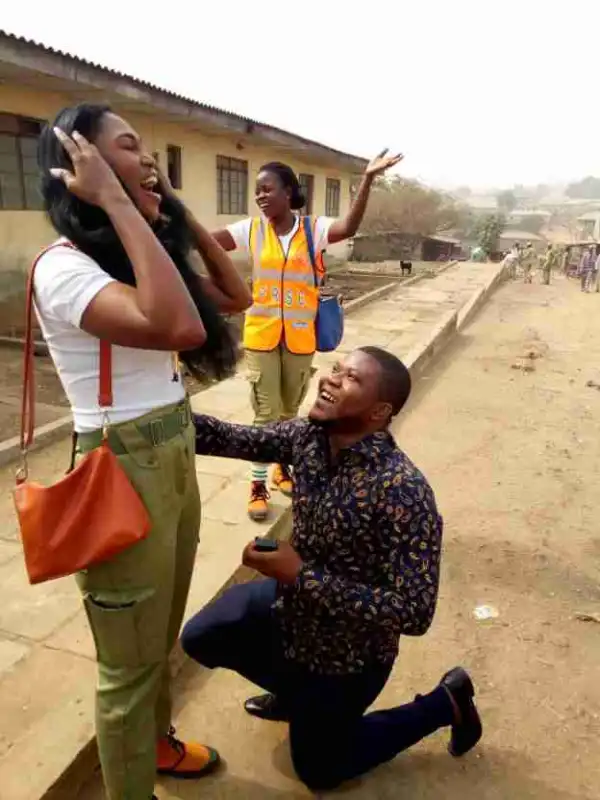 Man From Lagos Proposes To His Corper Girlfriend In Oyo (Photos)